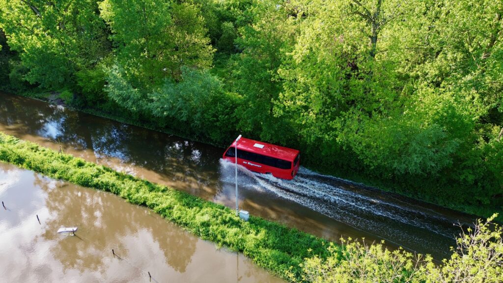 De Zigeuner-bus heeft geen last van wateroverlost